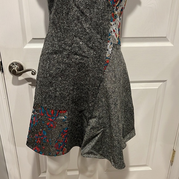 Stella McCarthy gray sleevless fit and flare dress with floral details - Picture 4 of 10